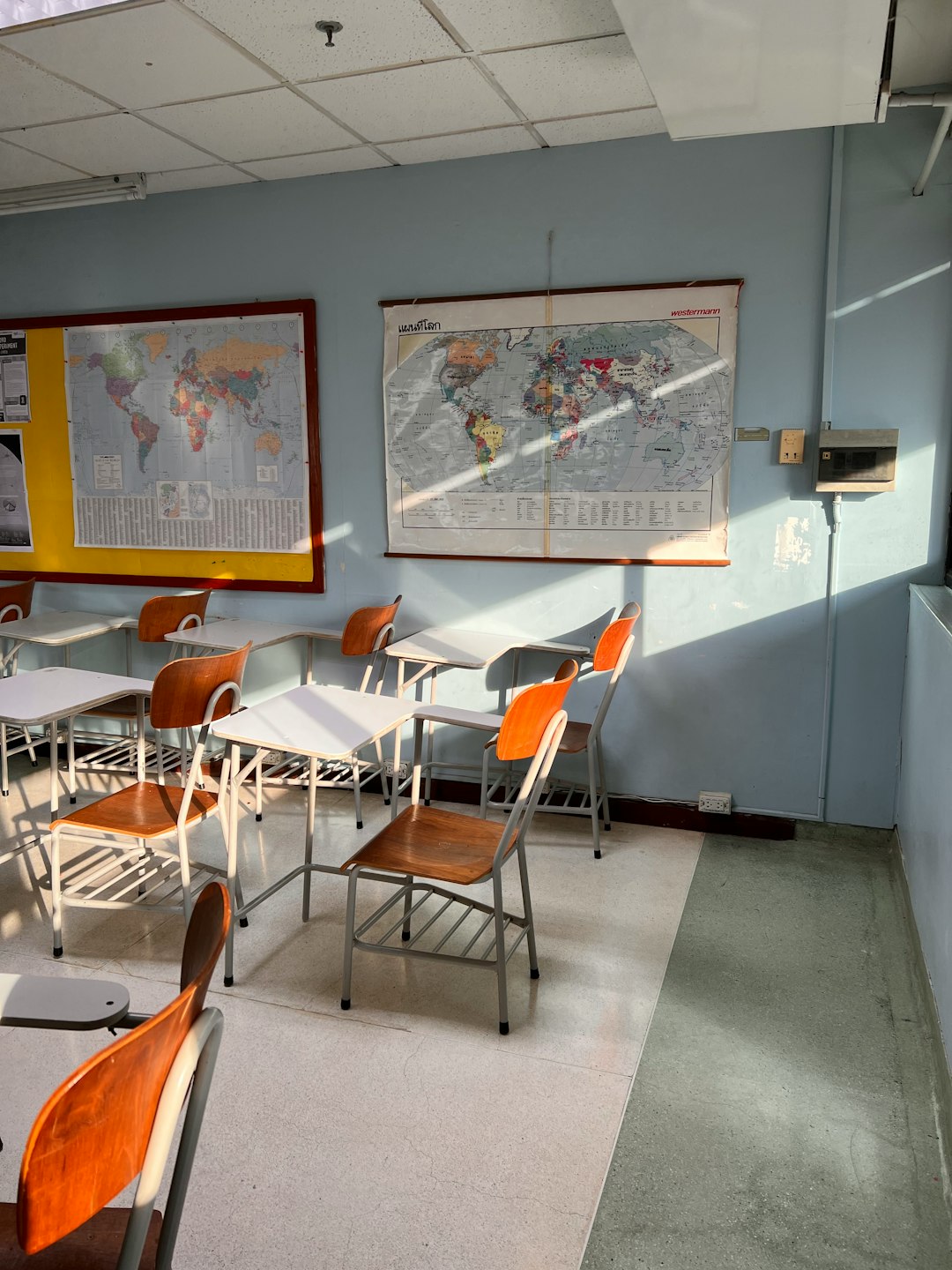 a-classroom-with-a-map-hanging-on-the-wall-dhoy-bwjv-i